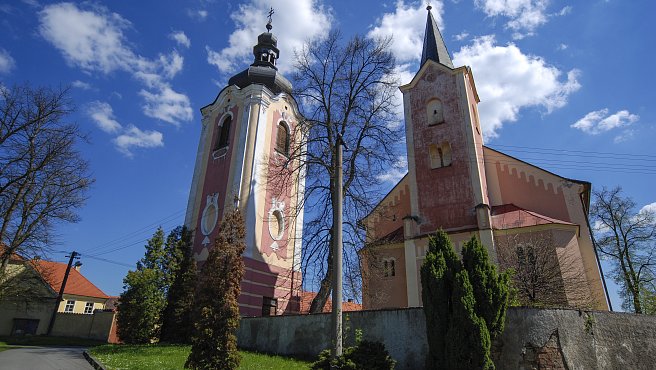 Zděná barokní zvonice v Miroticích