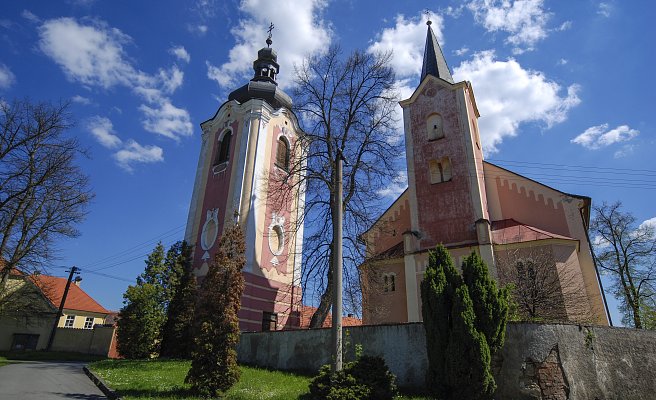 Zděná barokní zvonice v Miroticích